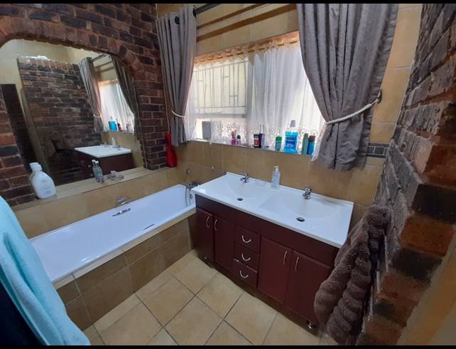4 BEDROOM HOUSE FOR SALE IN MEYERTON EXT 6